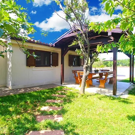 Mit Privatpool Fuer 4 Personen Ca 45 Qm In Valtura, Istrien Suedkueste Von Istrien * Valtura