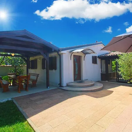 Mit Privatpool Fuer 4 Personen Ca 45 Qm In Valtura, Istrien Suedkueste Von Istrien * Valtura